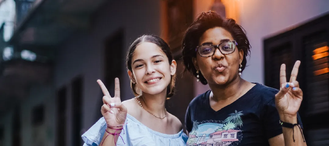 Dos mujeres latinas sonriendo